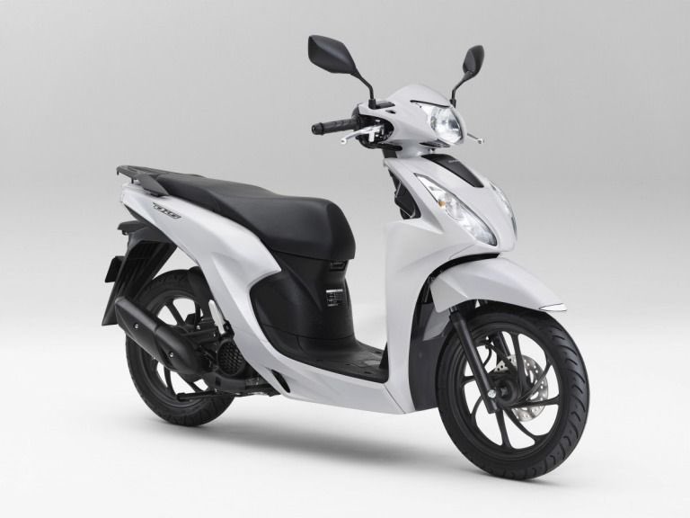 PutiMotor's tweet photo. ホンダが、原付二種スクーター「Dio110」の2023年モデルを発表❗️🛵

最新排ガス規制に適合、装備・諸元の変更はなし、価格は253,000円。

スマートキーをシャッター付きのキーシリンダーに変更した、35,000円安の「Dio110ベーシック」も新登場。

https://t.co/Cf5h34fORw https://t.co/a1lUEH8giD