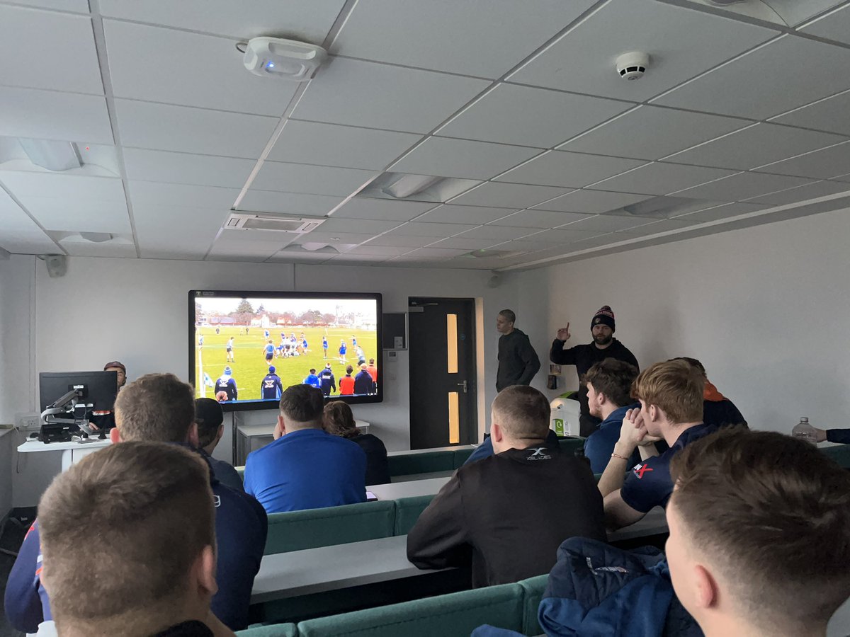 Early fitness and analysis session for the 1’s this morning, reflecting on the St. Andrews game and always looking to improve!
#MMURugby #BlOrange
