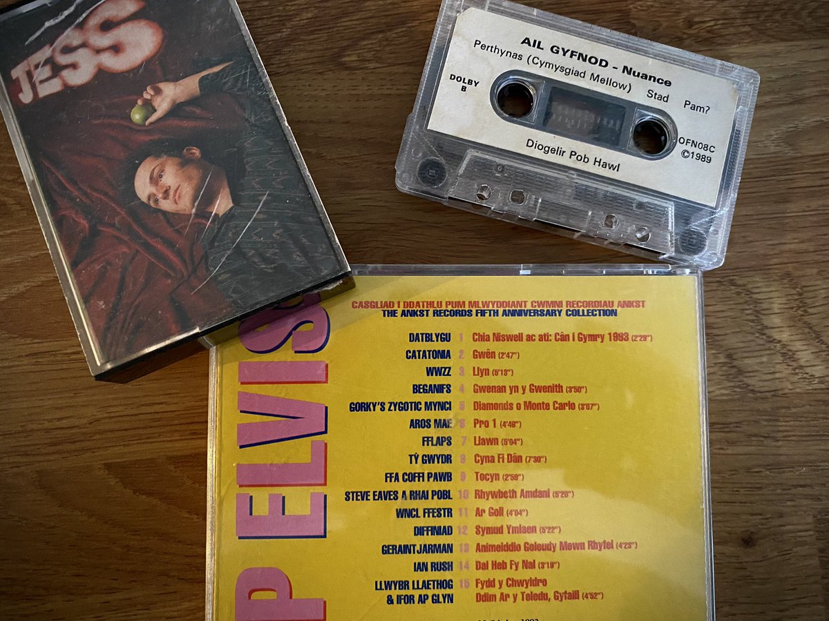 ❤️🎶

Wedi mynd bach yn nostalgic heddi 🥹…a’r albums yma gan <a href="/ankstmusik/">ankst</a> a <a href="/fflachcyf/">fflachcyf</a> yn mynd a fi reit nôl i gigs ar ddechre’r 90au!

Diolch i’r holl gerddorion sy’n parhau i gynhyrchu a chreu cerddoriaeth ANHYGOEL yn Gymraeg!!

#DyddMiwsigCymru hapus bawb!X