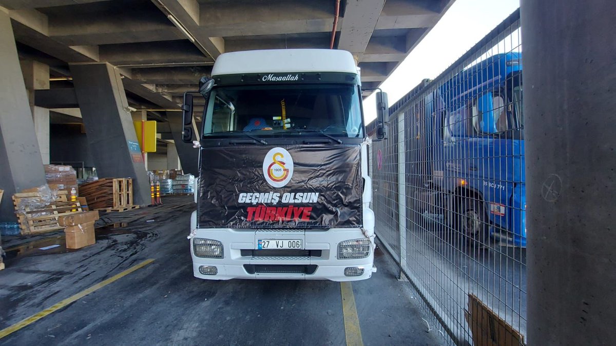 GalatasaraySK's tweet photo. Yardım tırlarımız @AFADBaskanlik ile koordineli olarak afet bölgesine doğru yola çıkmaya devam ediyor!

Afet bölgesine yapacağımız kuru gıda yardımı için desteklerinizi bekliyoruz.

Detaylar için 👉 https://t.co/CupzCyusMA https://t.co/iunKvF5FMo