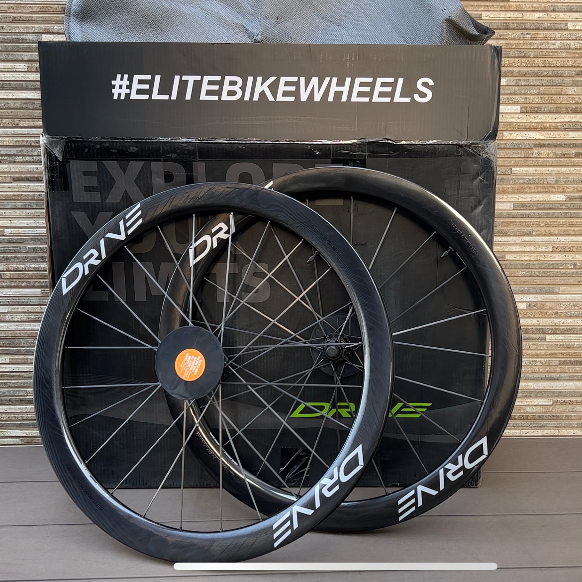 cospachannel's tweet photo. Elitewheelを１名様にプレゼント企画🎁
定価約１５万円の高額プレゼント！

【エントリー方法】
１．このツイートにイイね
２．Elitewheels公式ツイッターフォロー
https://t.co/AAwx1hb8Gc

プレゼント企画詳細YouTube動画はこちら
https://t.co/bFQvhnu16h
※なりすましにはご注意下さい https://t.co/03LU3T1ofG