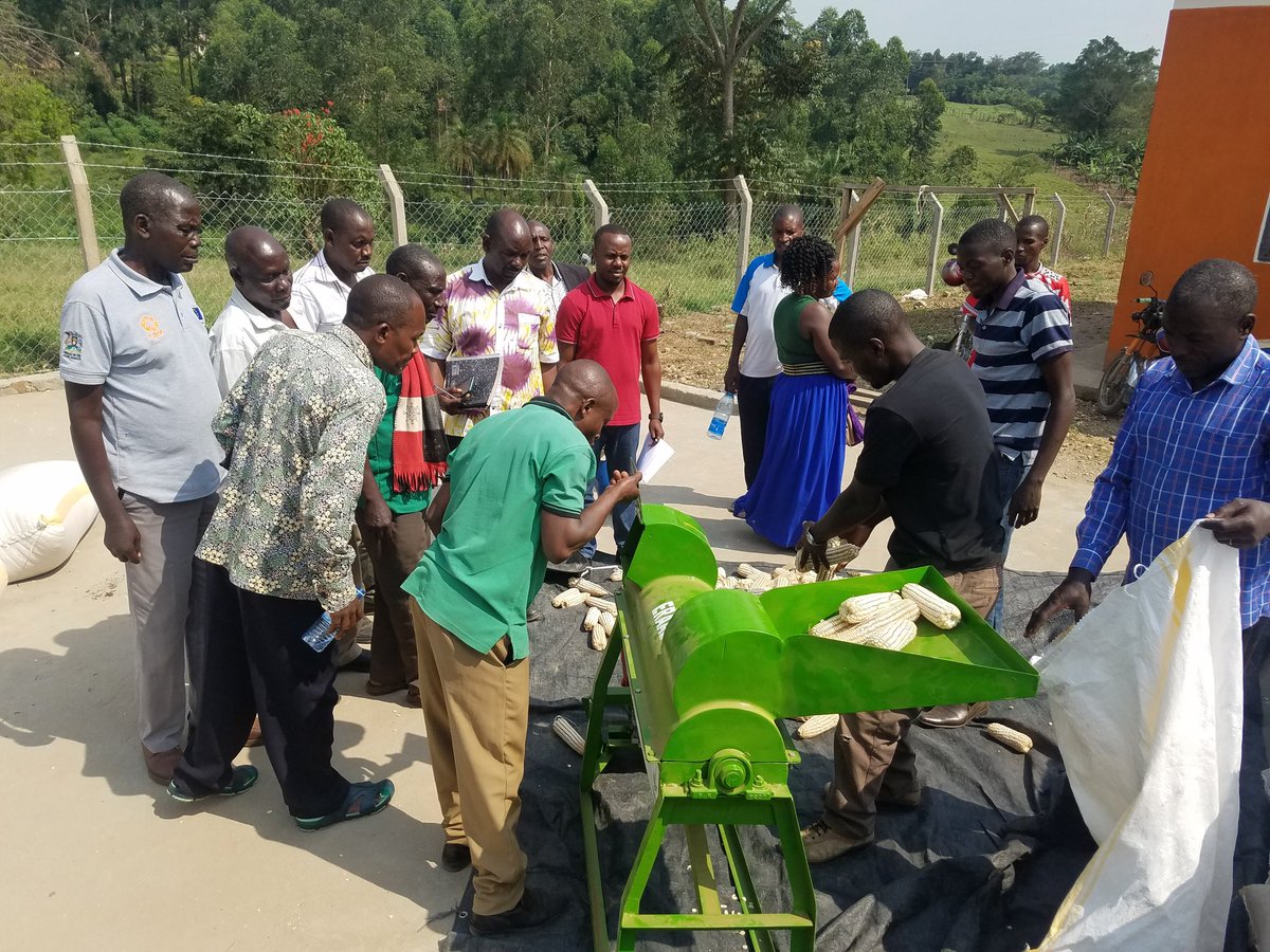 ClimateChngNarl's tweet photo. Farmers in Kamwengye recieving and testing their post-harvest handling technologies courtesy of @USAID @IITA_CGIAR @FeedtheFuture @narouganda @NaroKawanda under the #ERAAL project
(Enhancing Resilience Adaptive Agricultural Livelihoods) https://t.co/6BrBLzklK9