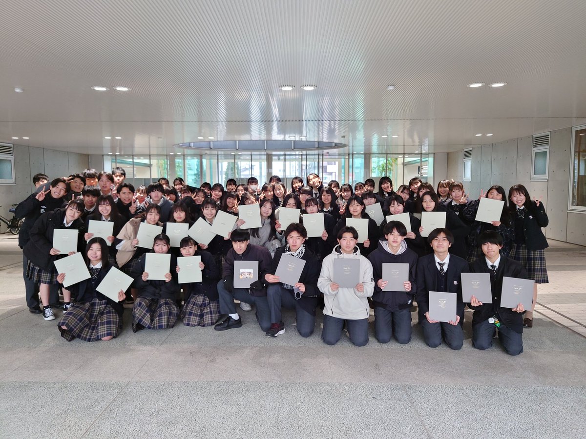 meiden_dance's tweet photo. 本日3年生の出校日に合わせて、色紙などを渡しました！3年間制限ばっかりの活動になってしまいましたが、工夫をこらしながら、これまで以上にダンス部を盛り上げてくれました。
今後もそれぞれの進路先で活躍することを願っています。3週間早いけど、卒業おめでとう！
#愛工大名電
#名電
#名電ダンス部 https://t.co/TwOhlG5bRi