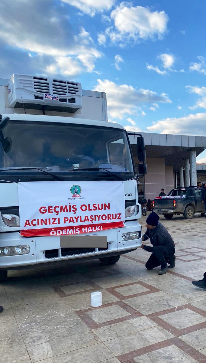 Bir çok değişik grup yardım tırlarının önünde kendi afişlerini asıp fotoğraf çektirme yarışına girmişken yardımları halkına atfeden Ödemiş Belediyesine yürekten teşekkür ediyorum.  <a href="/baskaneris/">Mehmet Eriş</a> <a href="/odemisbel/">Ödemiş Belediyesi</a>