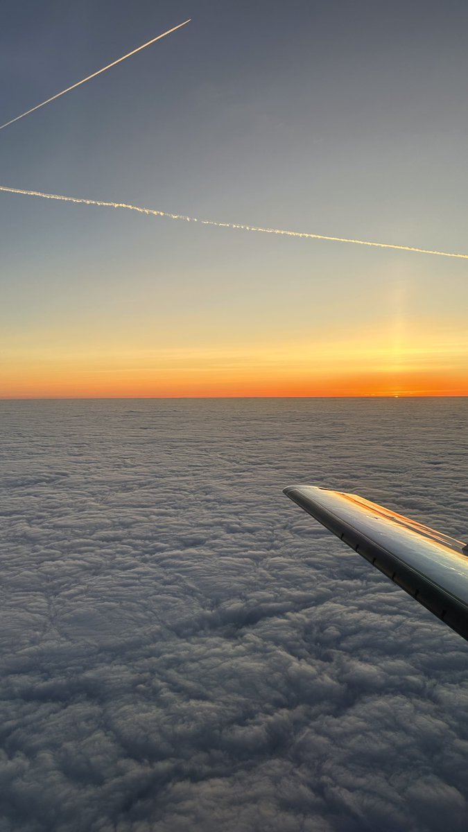 volsdemax's tweet photo. Pour fêter l’arriver du week end avec cet incroyable lever de soleil à 7h ce matin 🔥🔥🔥
#avgeek #aviation #pilotlife #piloteyes #c510 #businessaviation #aviationgeek #bizjet #mustang #citationmustang https://t.co/nluJkr5GhQ