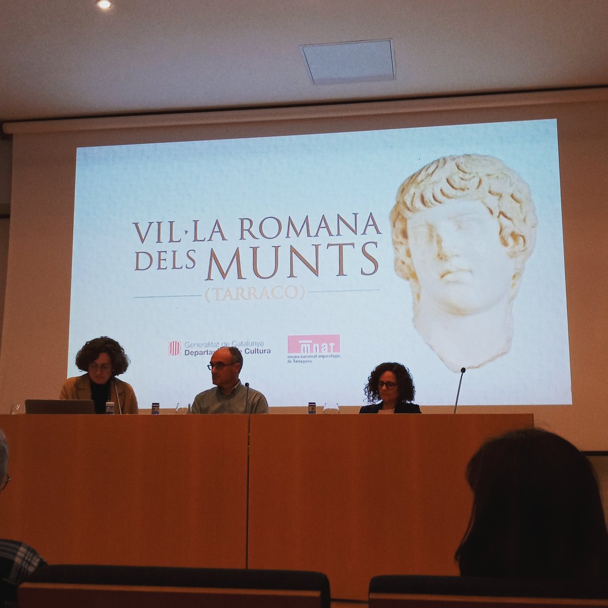 cdatarragona's tweet photo. L'equip del @cdatarragona ahir vam poder gaudir de la nova publicació sobre la Vil·la romana dels Munts, un dels jaciments més ben conservats que tenim.  @mnattgn @cultura_cat https://t.co/bq0UR3x8kO