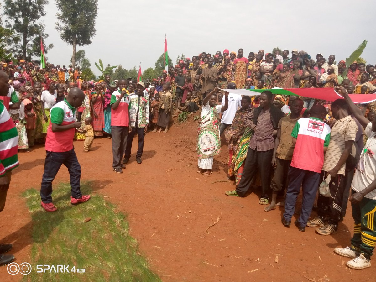 CnddFddButanyer's tweet photo. Inyuma y'umutumba #Gitwa umunyamabanga wa @CnddFdd muntara ya #Kayanza aciy agendera umutumba #Ruhande aho yaciye yakira abahora muri @BurundiCnl 9 basavy kuba abagumyabanga.
Akaba  acaja kumutumba #Nyabihogo mukanya gato.
Akaba amaze kugendera imitumba 12/37 igiz komin #Kayanza https://t.co/7Qwx7AcUjN