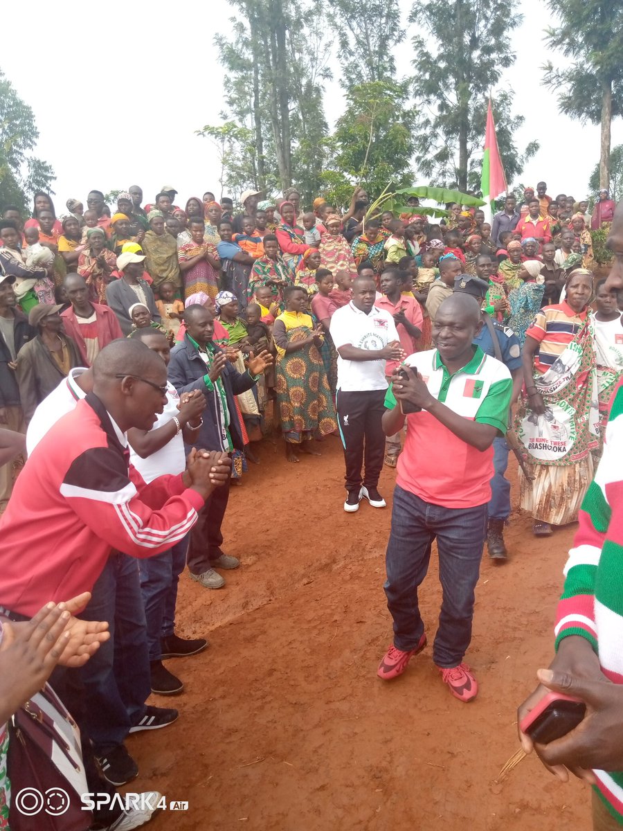 CnddFddButanyer's tweet photo. Inyuma y'umutumba #Gitwa umunyamabanga wa @CnddFdd muntara ya #Kayanza aciy agendera umutumba #Ruhande aho yaciye yakira abahora muri @BurundiCnl 9 basavy kuba abagumyabanga.
Akaba  acaja kumutumba #Nyabihogo mukanya gato.
Akaba amaze kugendera imitumba 12/37 igiz komin #Kayanza https://t.co/7Qwx7AcUjN