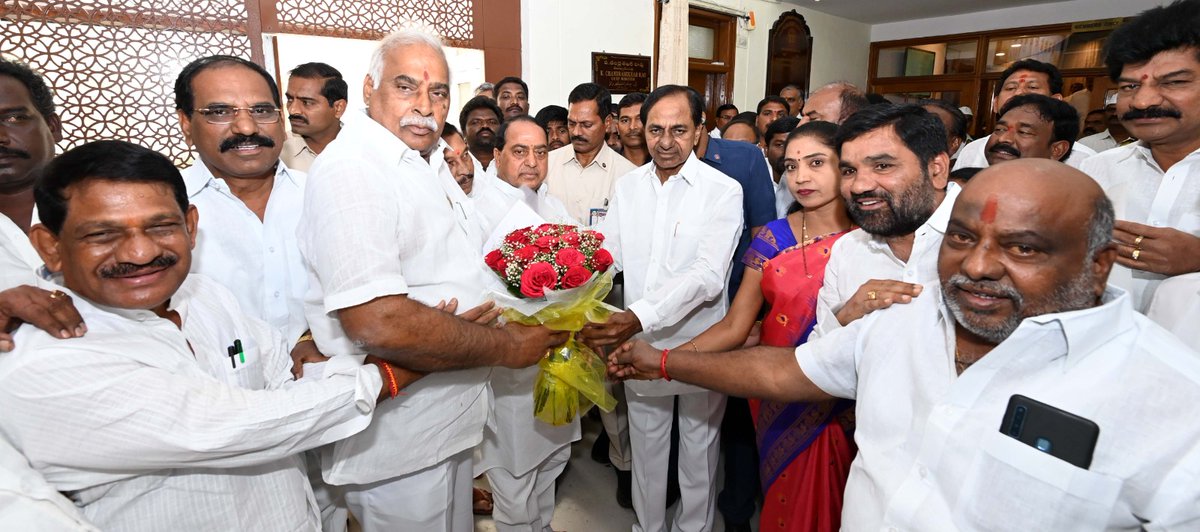 TelanganaCMO's tweet photo. పోడు భూముల వ్యవహారానికి సంబంధించి శాశ్వత పరిష్కారం దిశగా, గిరిజనులకు మేలు కలిగే విధంగా ముఖ్యమంత్రి శ్రీ కె. చంద్రశేఖర్ రావు అసెంబ్లీలో ప్రకటన చేసిన సందర్భంగా పోడు ప్రభావిత ఏజెన్సీ ప్రాంతాల ప్రజాప్రతినిధులు ముఖ్యమంత్రిని కలిసి ధన్యవాదాలు తెలిపారు. https://t.co/3Yatr90g2B