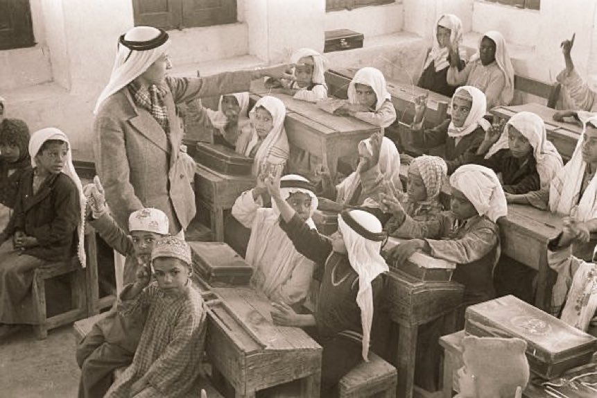 Ksa9ss's tweet photo. صورة نادرة لـ أحد الفصول المدرسية بـ مدينة الرياض ..
التُقطت الصورة عام ١٣٧٣ه‍ - ١٩٥٤م ..قبل ٧٠ سنة تقريباً .. https://t.co/ELIoxVaoV8