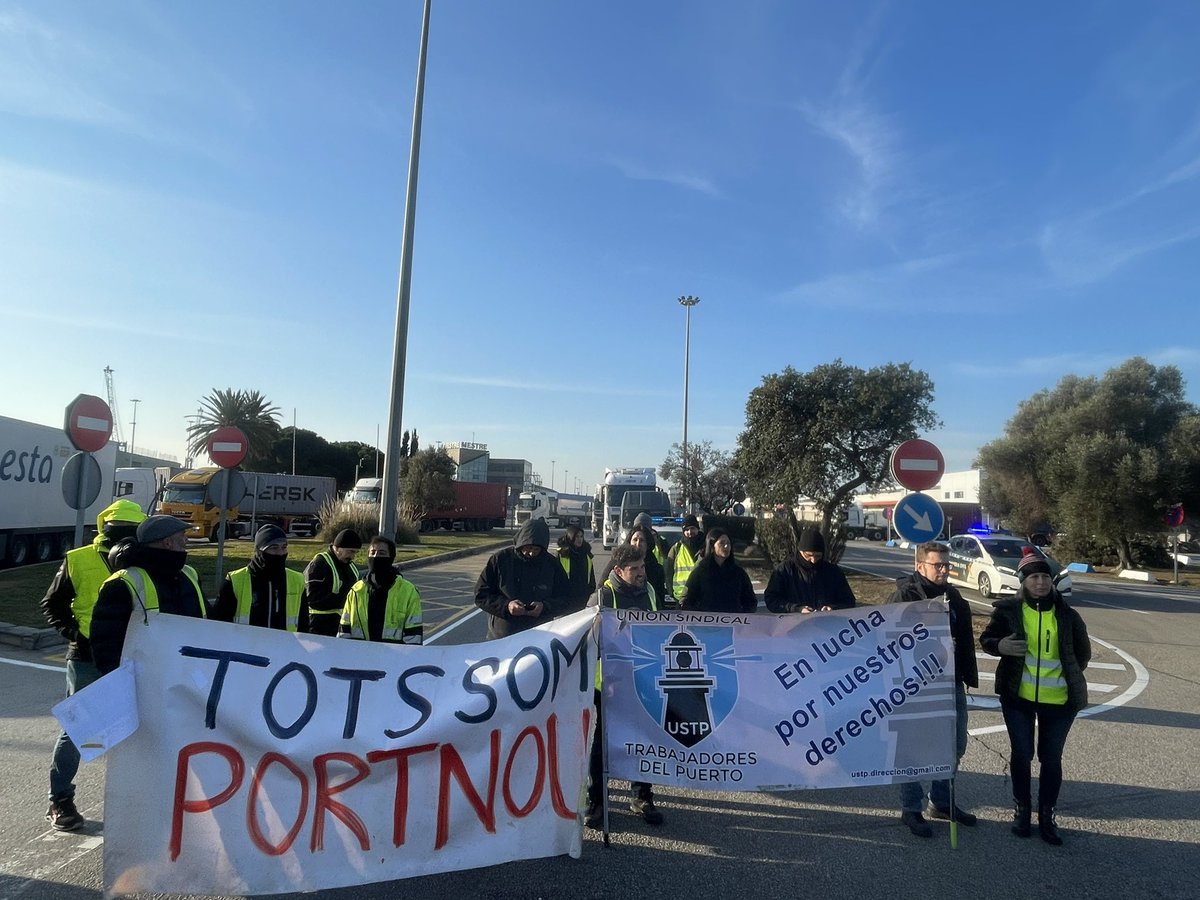 USTP_PortDeBcn's tweet photo. ‼️‼️MAMBOOOOO‼️‼️
📣Dia5: No ens rendirem. No podreu amb totes juntes!! 

No podràn res davant d’un port unit, alegre i combatiu!🔥🔥🔥

Serem noticia? @TV3ccma @tv3cat @SERCatalunya @rac1 @CatalunyaRadio voleu informació? https://t.co/8QRagzBAtj