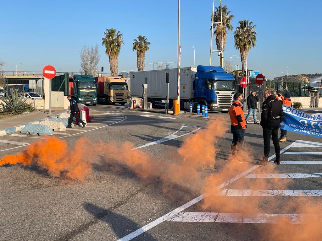 USTP_PortDeBcn's tweet photo. ‼️‼️MAMBOOOOO‼️‼️
📣Dia5: No ens rendirem. No podreu amb totes juntes!! 

No podràn res davant d’un port unit, alegre i combatiu!🔥🔥🔥

Serem noticia? @TV3ccma @tv3cat @SERCatalunya @rac1 @CatalunyaRadio voleu informació? https://t.co/8QRagzBAtj
