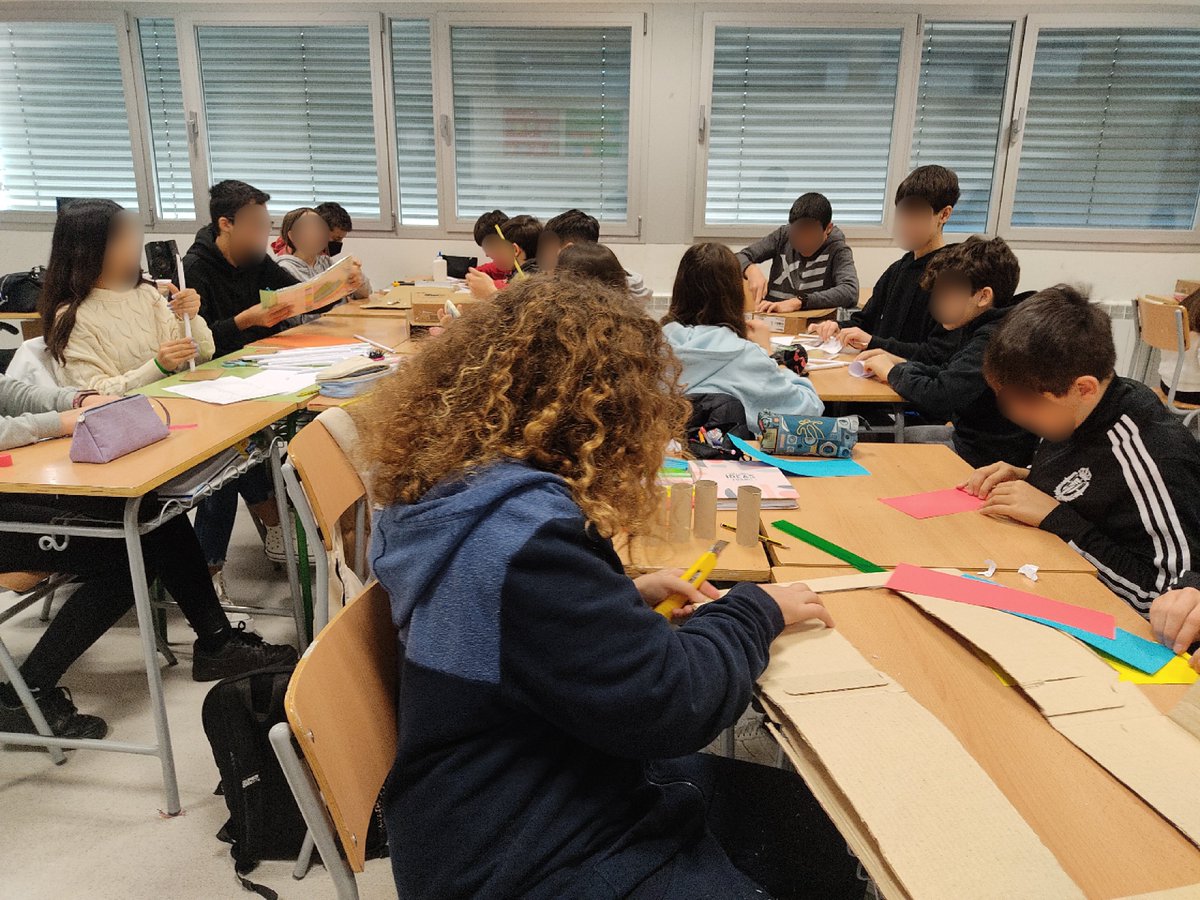 BoecilloCeo's tweet photo. En 1º de la ESO, en práctica de Tecnología empezamos un proyecto por grupos: construir un puente de papel. https://t.co/B4MVaouin3