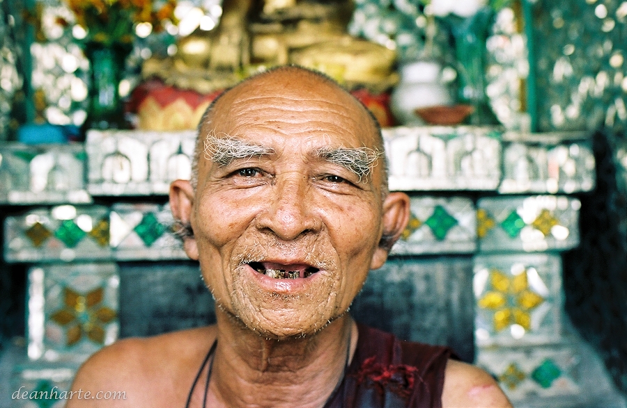 Portrait of an elderly monk in Yangon, Myanmar in 2016. Shot on #portra160 and my #nikonF6

#AnaloguePhotography #FilmPhotography #BelieveInFilm #FilmIsNotDead #kodakportra #AnalogCommunity #shotonkodak #AnalogPortrait #streetportrait #AnalogPeople