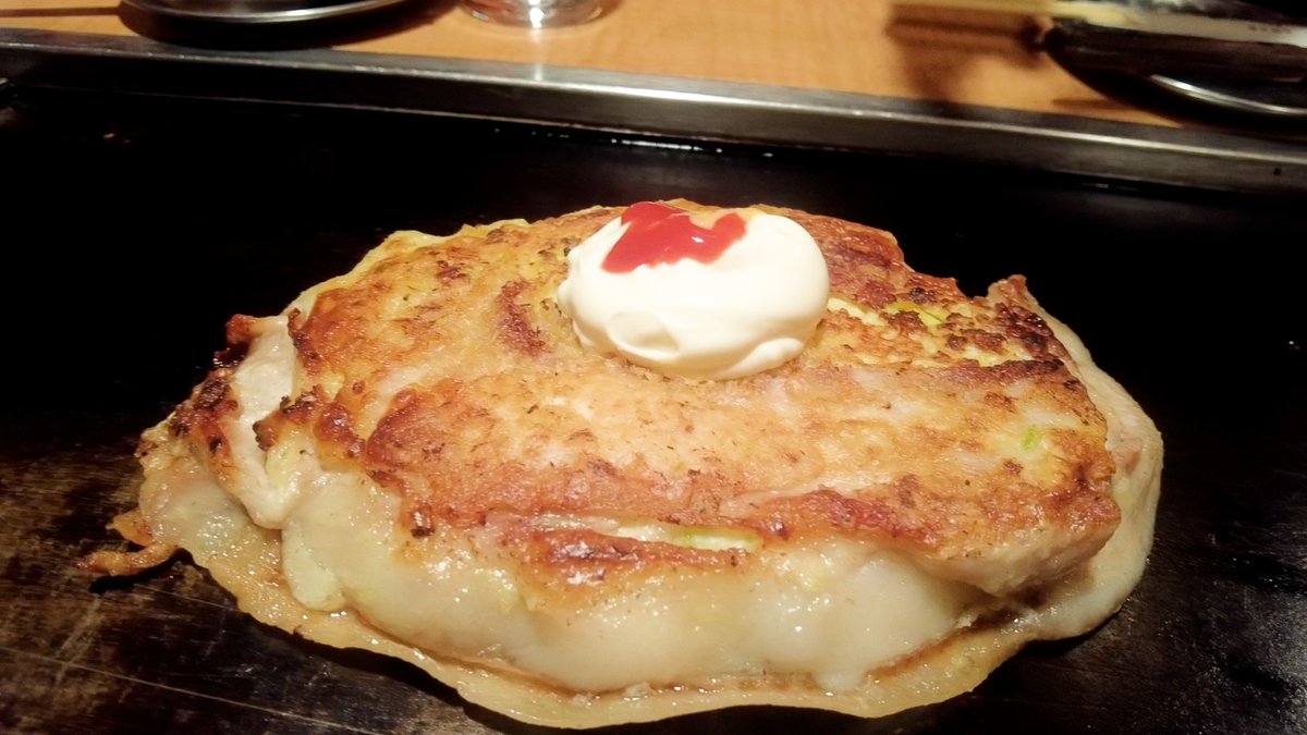 kanParaCh's tweet photo. 大阪お好み焼きの王道といえば #豚玉 でしょう~~
名店「#象屋」の豚玉がすごいんです！
もしかしたら…”豚玉の最高峰”かもしれません✨
そして”豚肉が映える"んです✨
これは食べなくちゃ💓

🎞動画はこちら：https://t.co/18o99N4Apq

#大阪グルメ #お好み焼き #松竹芸能 #関西パラダイス https://t.co/N6rHj95x7g