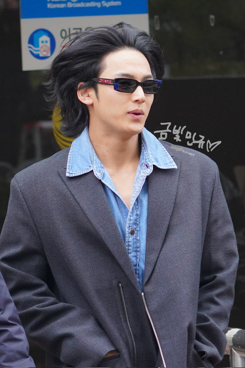 vernonlovebot's tweet image. giving 90s heartthrob movie star