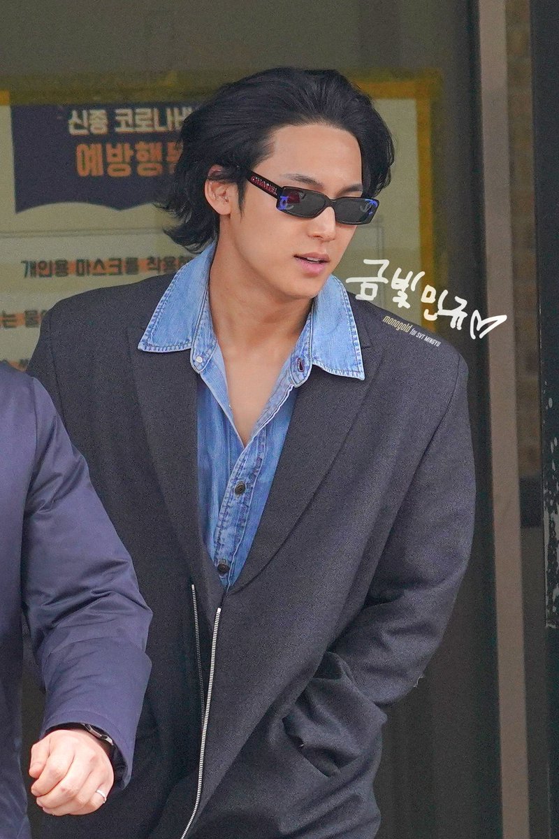 vernonlovebot's tweet image. giving 90s heartthrob movie star