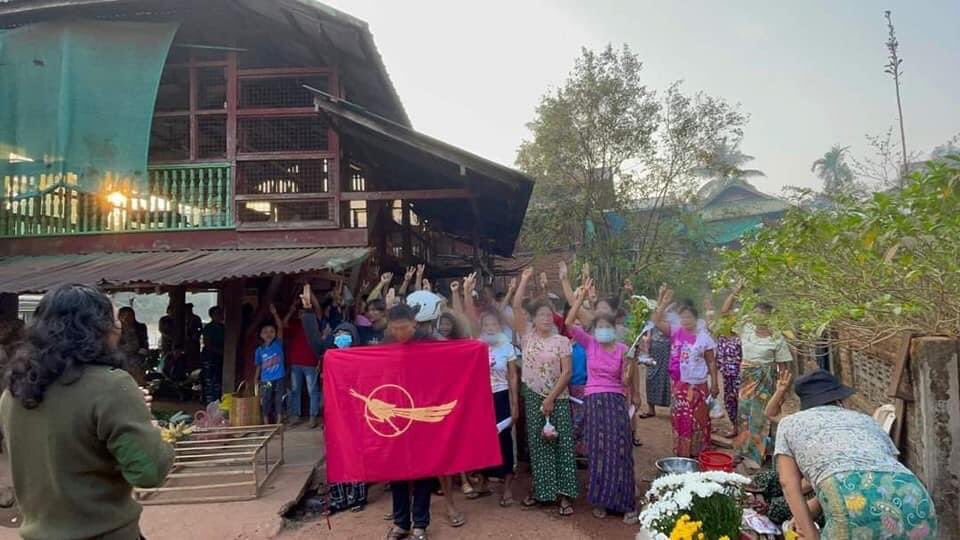 spring_2021's tweet photo. Locals from LaungLon Tsp staged a protest against military dictatorship.

#WarCrimesOfJunta
#2023Feb10Coup
#WhatsHappeningInMyanmar https://t.co/MI3U9SIEsD
