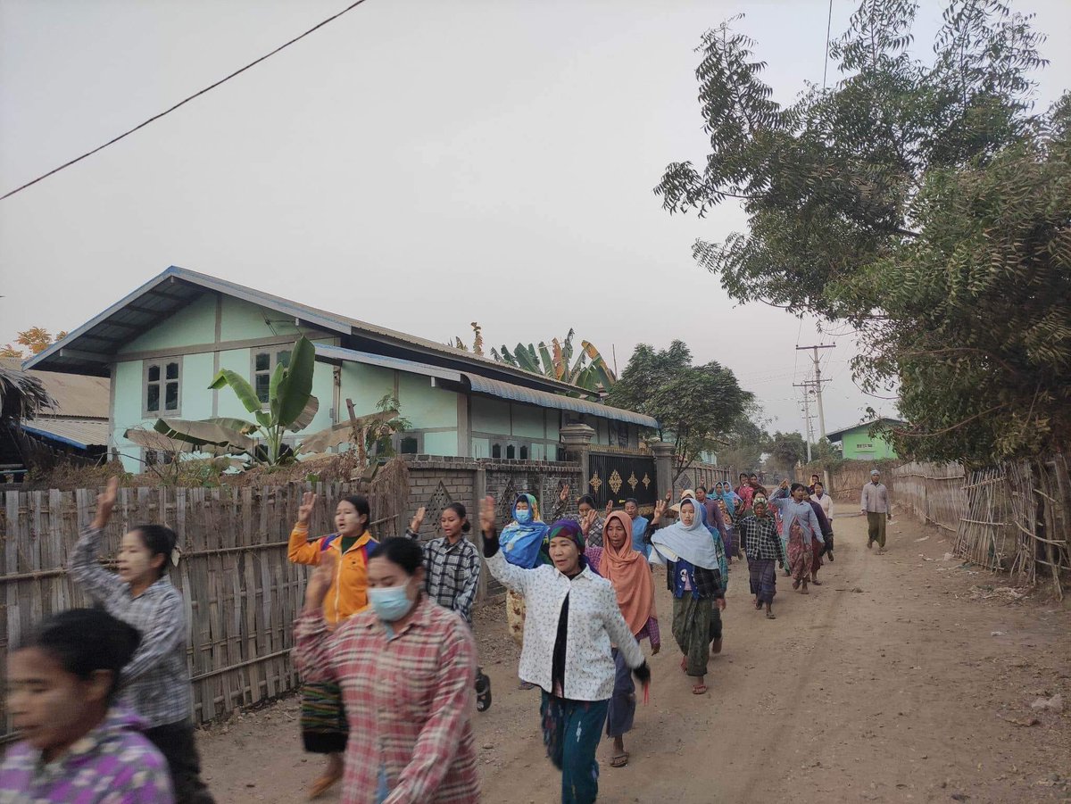 spring_2021's tweet photo. Locals from Northern Yinmarpin Tsp marched on the streets to protest against military dictatorship.

#WarCrimesOfJunta
#2023Feb10Coup
#WhatsHappeningInMyanmar https://t.co/4d6MrBOvF8