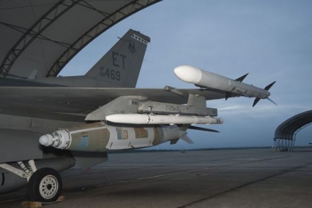 DefenseMirror's tweet photo. #JDAM #BoeingJdam #SingaporeDefense #Singapore_MoD #SingaporeArmy U.S. Approves Sale of JDAM Kits to Singapore https://t.co/rxwZH9kjjB https://t.co/FBzEvNpt2V