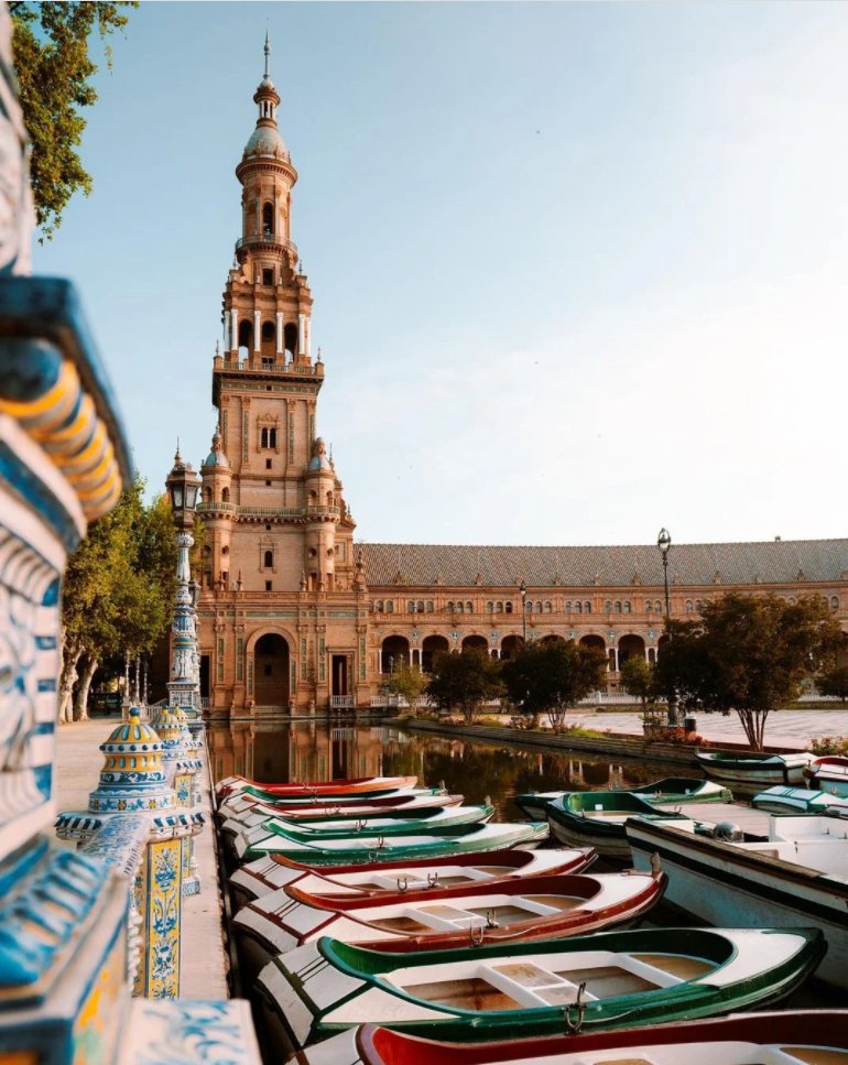 BellamyAndrew4's tweet photo. Welcome to Sevilla! ✨ If you haven't been here yet, you really have to see Plaza de España. 😍 Enjoy the first sun rays of the day at one of the most famous squares in Europe. https://t.co/IGOKfQ03C6