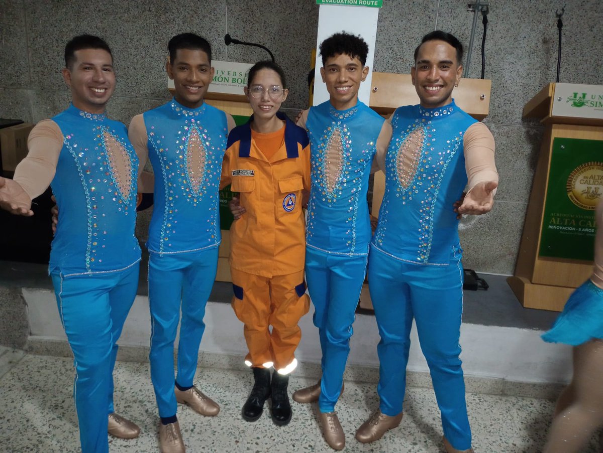 SariMosq's tweet photo. Bueno entre todo el trabajo arduo una fotito para el recuerdo. ¡Empezó Carnavales! https://t.co/lmMv9p5i1H