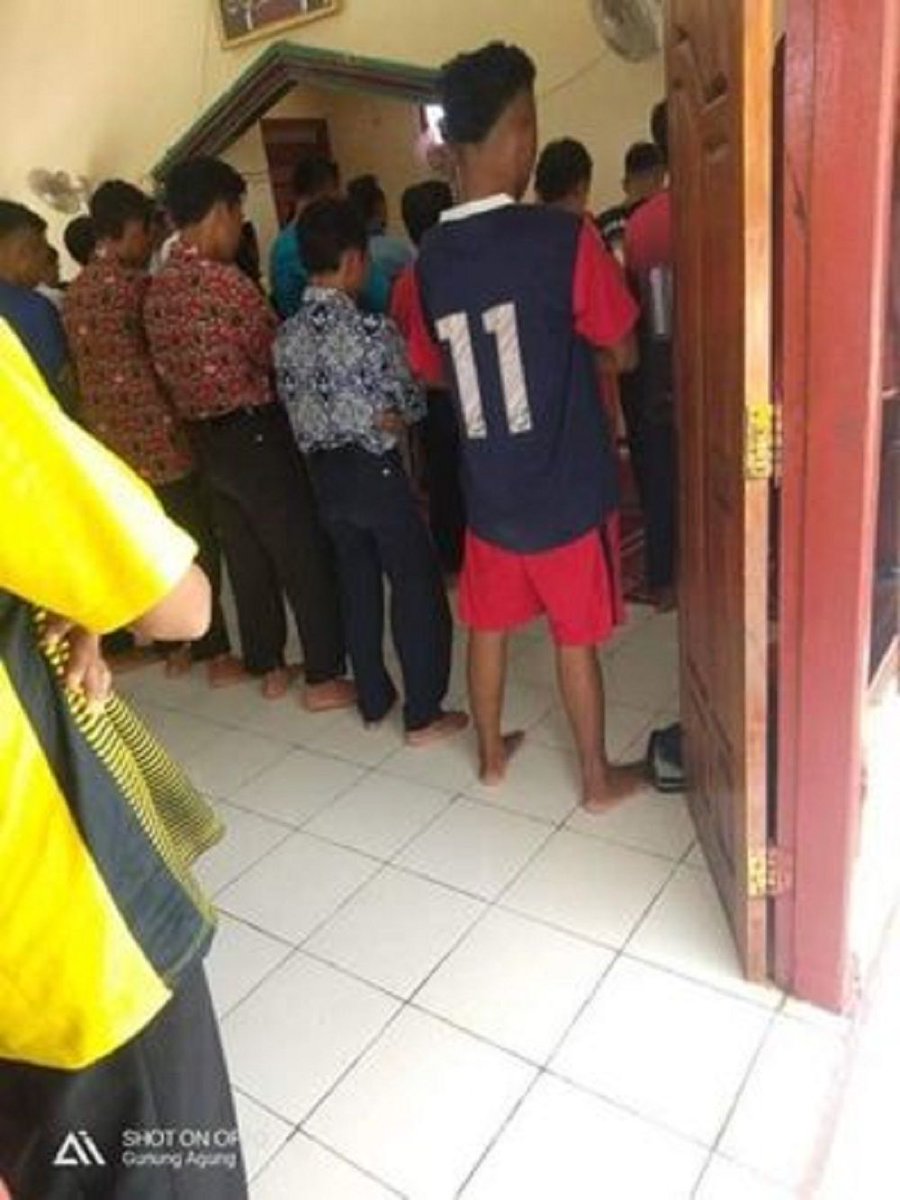 Jalan Yang Jauh Jangan Lupa Solat.