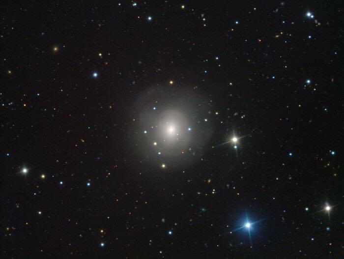 Cron_Silenzio's tweet photo. Immagine #VIMOS della galassia #NGC_4993 che mostra la controparte della luce visibile di una coppia di stelle di neutroni che si uniscono. https://t.co/0n8dT5LyfG