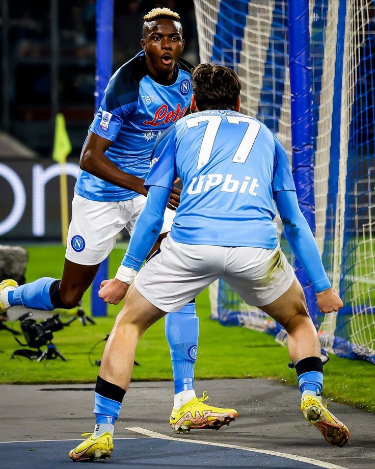 Bralexs06's tweet photo. 28 de mayo ella sube una foto con otro, pero el Napoli es campeón de la Serie A https://t.co/4H7XEksPqE