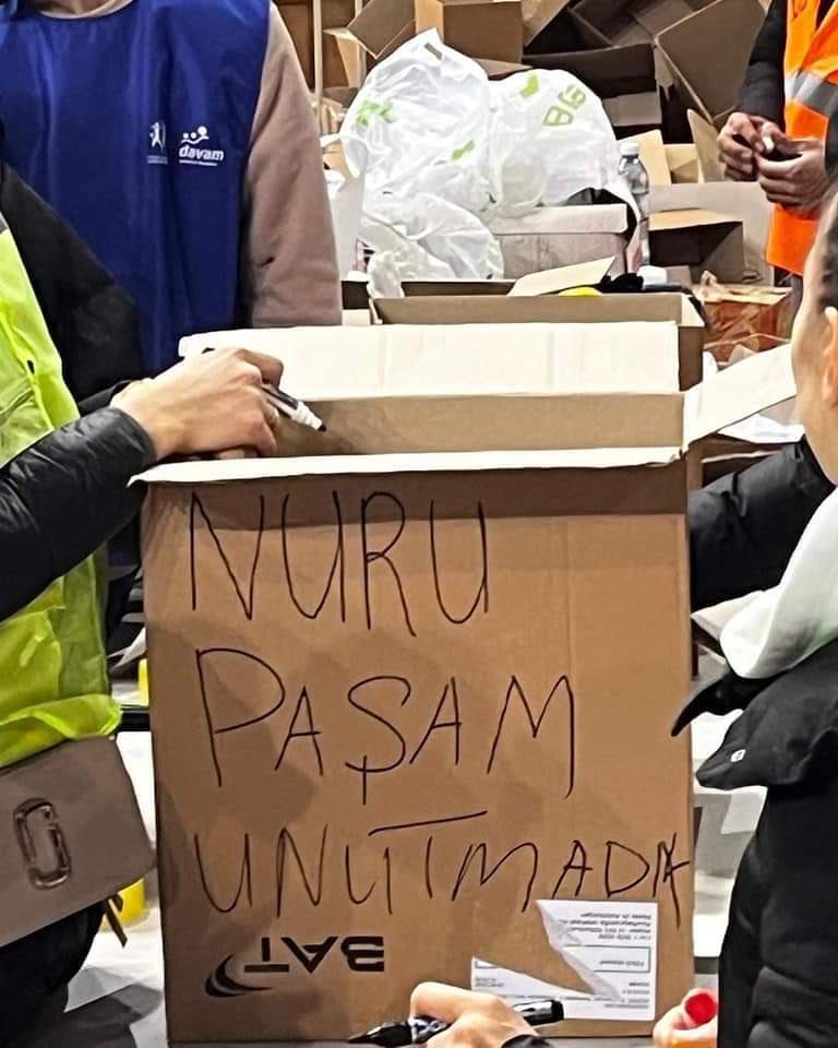 Azerbaycan halkı yardım gönderirken (1918 yılında Azerbaycan’a gelerek bolşevik işgaline karşı bağımsızlık yolunu açan) “Nuri Paşa’yı unutmadık” mesajı gönderdi. 
🇹🇷🤝🇦🇿❤️🌹