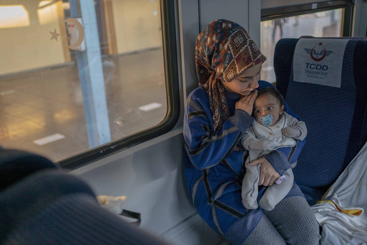À Diyarbakir, un train à quai a été transformé en refuge de fortune pour héberger des rescapés. Comme Ebru et Alparslan, deux mois