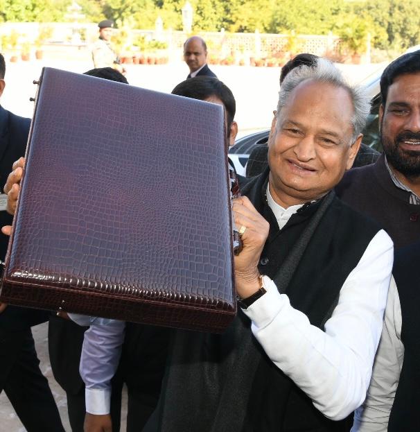 RajGovFans's tweet photo. राहत.. बचत और बढ़त का बजट.. कुछ ही देर में मुख्यमंत्री श्री @ashokgehlot51 करेंगे पेश

#RajasthanBudget #RajasthanBudget2023 #ModelStateRajasthan https://t.co/zydN7bzXRq