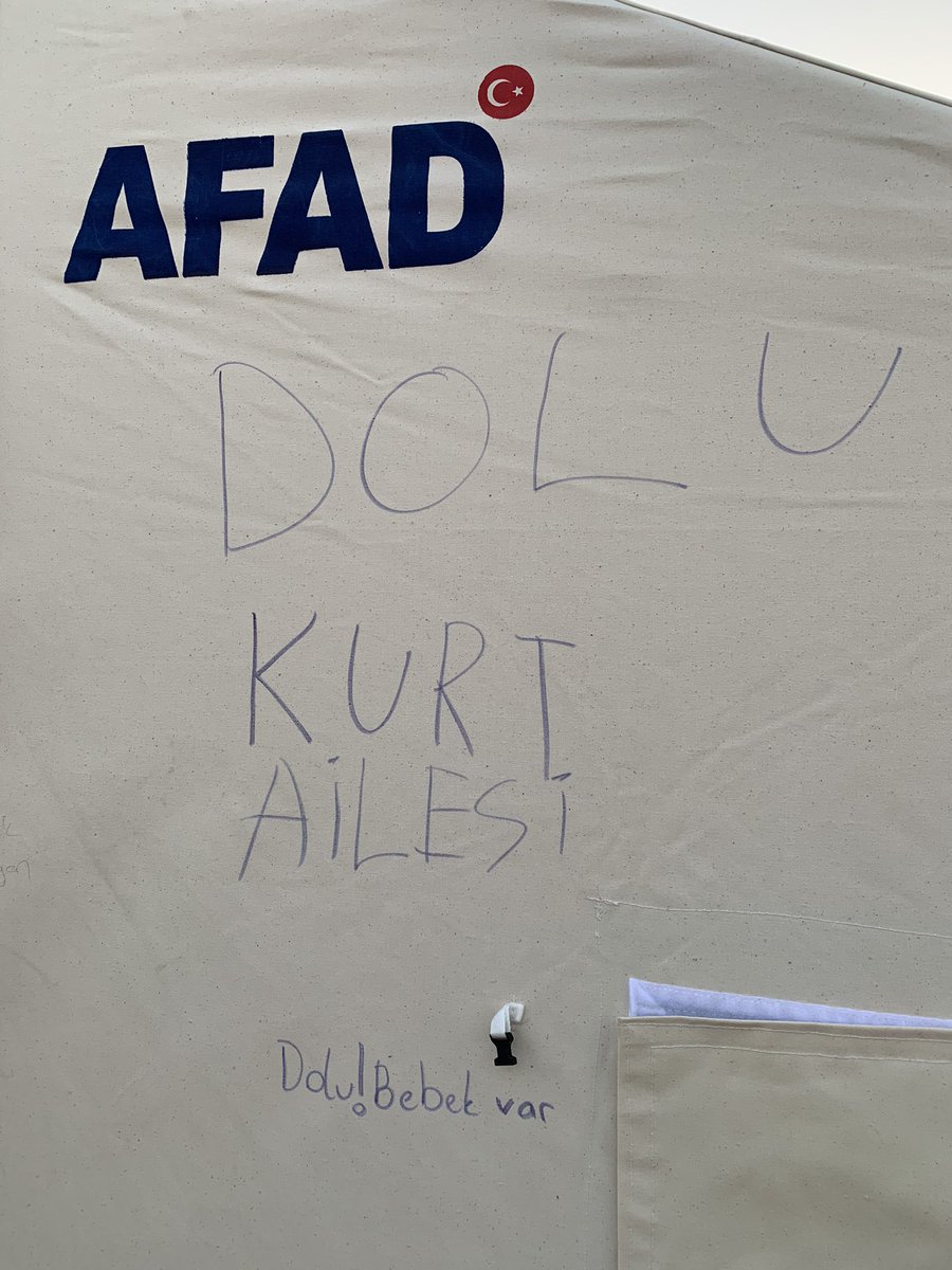 kemalozturk2020's tweet photo. Bebek var! 
Çadırın kapısına yazmışlar içeride bebek var…

Çok soğuk… 
Olmaz çadırlarda kalamazlar…
İsterseniz on battaniye, on ısıtıcı koyun çok soğuk….
Çadırda bırakmamalıyız onları….
Başka bir çare bulmalıyız…
##deprem https://t.co/Li5Da4Ko0M