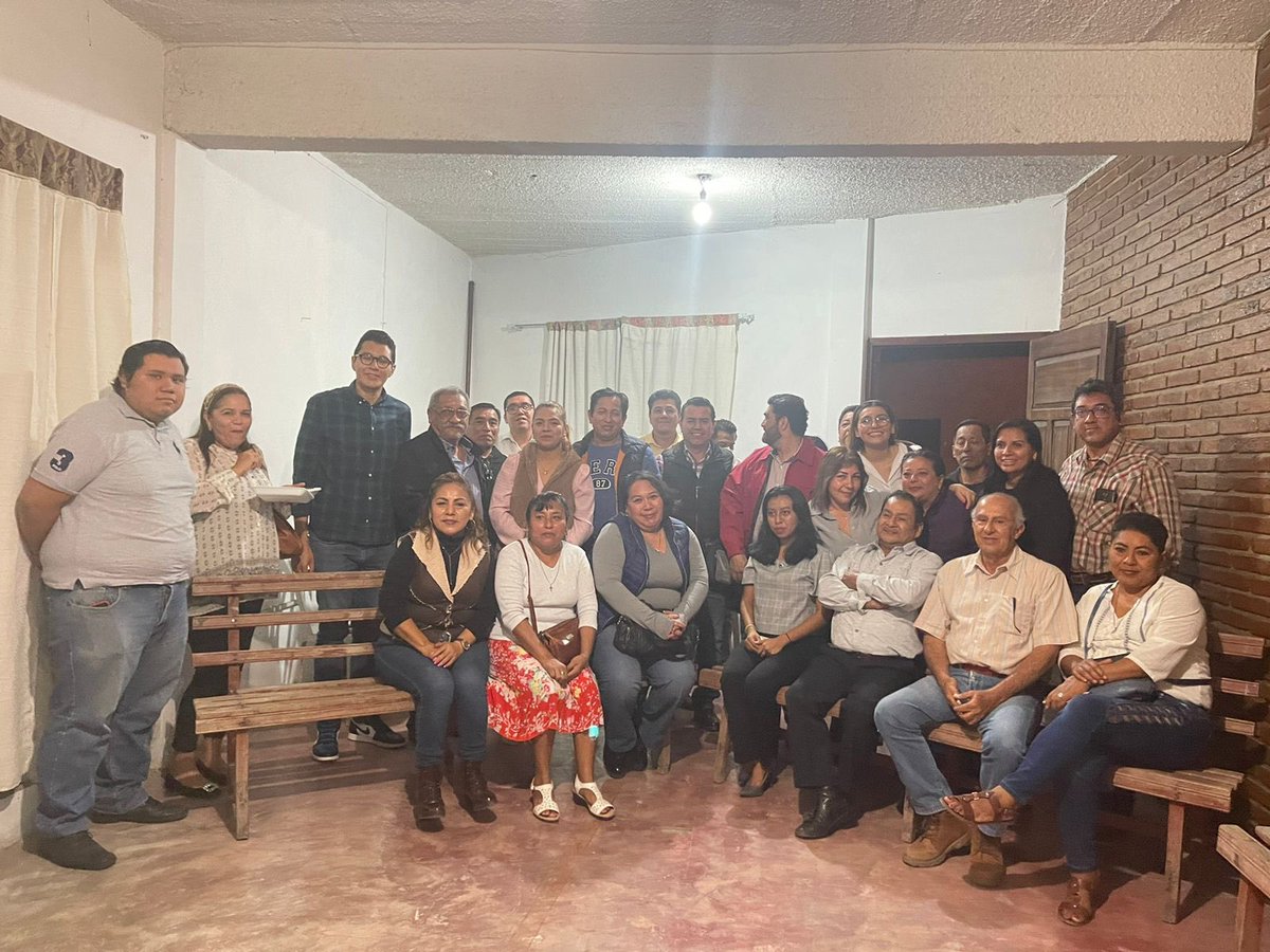 cmolina4's tweet photo. Nos reunimos para pagar los tamales a los que nos tocó muñeco en la rosca. #PRI #Papantla @CM_PRIPapantla @PRIVeracruz_ @Marlon_RamirezM https://t.co/KxFjdluRdP