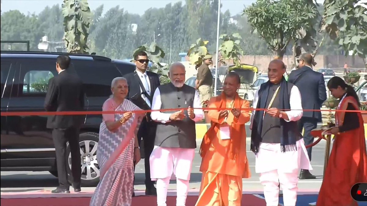 BJP4UP's tweet photo. प्रधानमंत्री श्री @narendramodi लखनऊ में ग्लोबल इंवेस्टर्स समिट-2023 का उद्घाटन करते हुए। 
#UPInvestorsSummit https://t.co/iUsQWdeKyN
