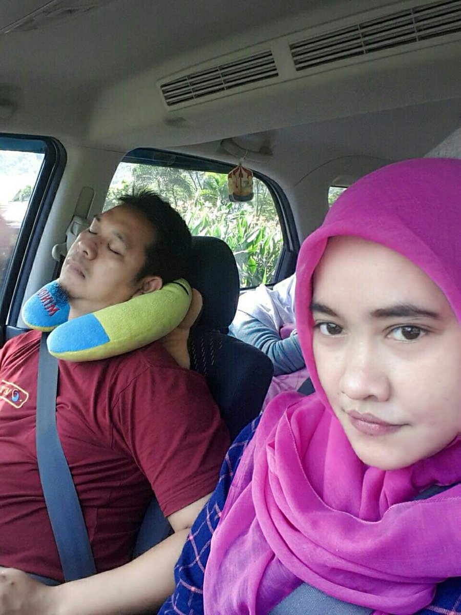 nilaarif's tweet photo. Aku kira kita akan menua bersama sayang... dan aku kira anak2 akan bahagia jika mereka sukses kita menemaninya.. ternyata Allah berkehendak lain, anak2 merasakan kesedihan apa yg aku rasakan dulu, ditinggal papah pas diumur yg sama kya teteh di tinggal apa 16thn https://t.co/O8ZeeVrjA7