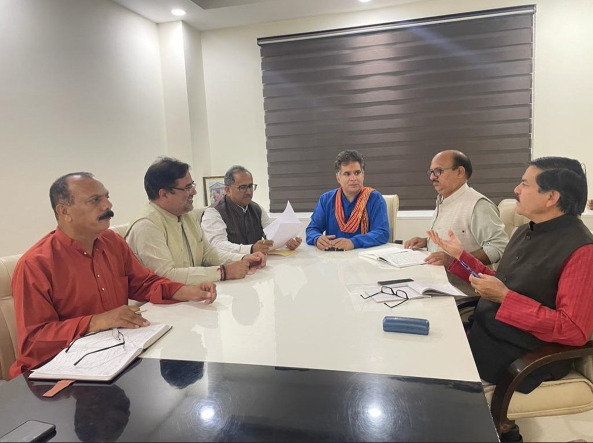 rowdybabyyy's tweet image. Dear RR Sir @ImRavinderRaina 

On 18 Oct,2022, 
BJP sets up 5-member panel to hold discussions with agitating employees (PMPEmployees &amp;amp; RCEmployees). 

Where’s the time bound solutions to the issues as promised by you?

The committee was made only to click this pic.Right RR Sir?