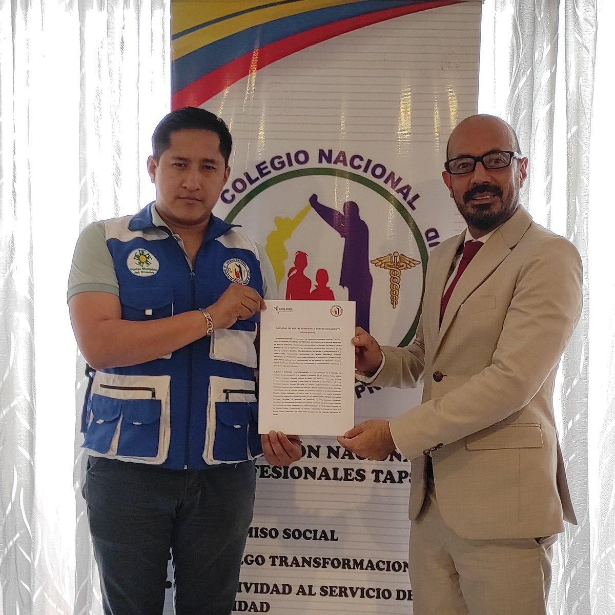 CNTAPSECUADOR's tweet photo. @CNTAPSECUADOR &amp; @ganlatam Firman importante Convenio para el #Fortalecimiento y #Perfeccionamiento Profesional de #TAPS 

"1er Congreso Internacional de #APS- FCI para #Taps"
@UcsgVinculacion @fgu_online @Salud_Ec @MinTrabajoEc https://t.co/SOgohVQQFT