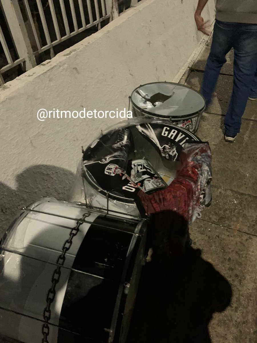 ritmodetorcida's tweet image. Mancha Verde emboscou os ônibus da Gaviões na Avenida do Estado. Os Gaviões não resistiram e correram deixando os patrimônios da foto.