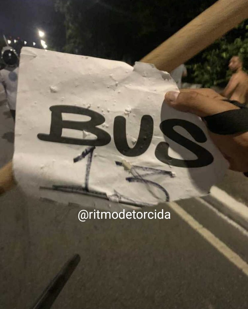 ritmodetorcida's tweet image. Mancha Verde emboscou os ônibus da Gaviões na Avenida do Estado. Os Gaviões não resistiram e correram deixando os patrimônios da foto.