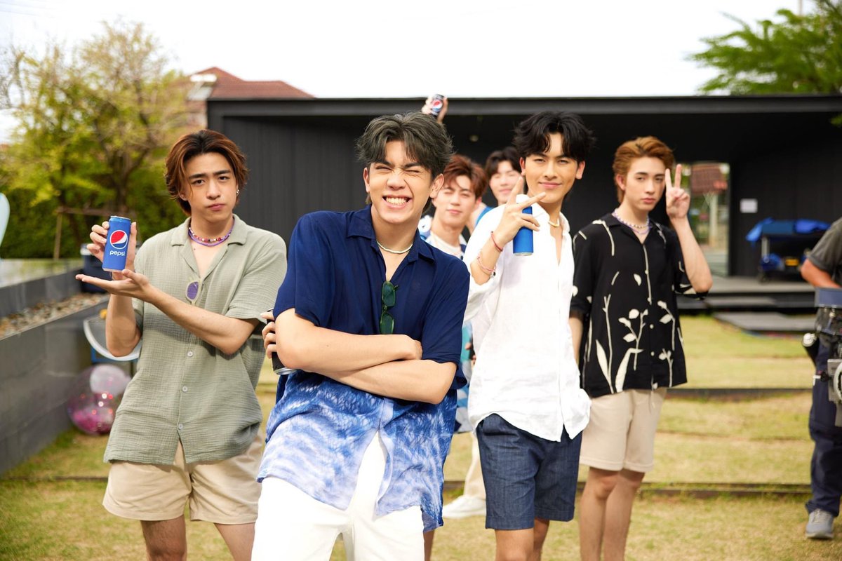AnnyeongOnglee's tweet photo. มาแชร์เบื้องหลังงานสุดซ่า จากแคมเปญ เป๊ปซี่เปิดโหมดซ่า ท้าร้อน! ☀️🔥 กับ 6 หนุ่มพรีเซนเตอร์สุดฮอต PROXIE สนุกท้าร้อนกันสุดๆ ไปเลย
ร้อนนี้หยิบเป๊ปซี่และเป๊ปซี่ไม่มีน้ำตาลแล้วออกมาซ่าไปด้วยกันนะ 🖤💙
#PEPSIXPROXIE
#เป๊ปซี่เปิดโหมดซ่าท้าร้อน
#เป๊ปซี่ไหนก็อร่อยเหมือนกัน
#PROXIRth https://t.co/zl2kyGqVFd