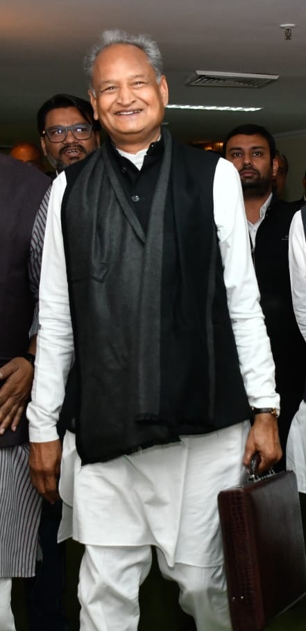 RajGovFans's tweet photo. #बचत_राहत_बढ़त का सबसे न्यारा बजट

#बजट_हमारा_सबसे_न्यारा https://t.co/nZuLkbS4h7