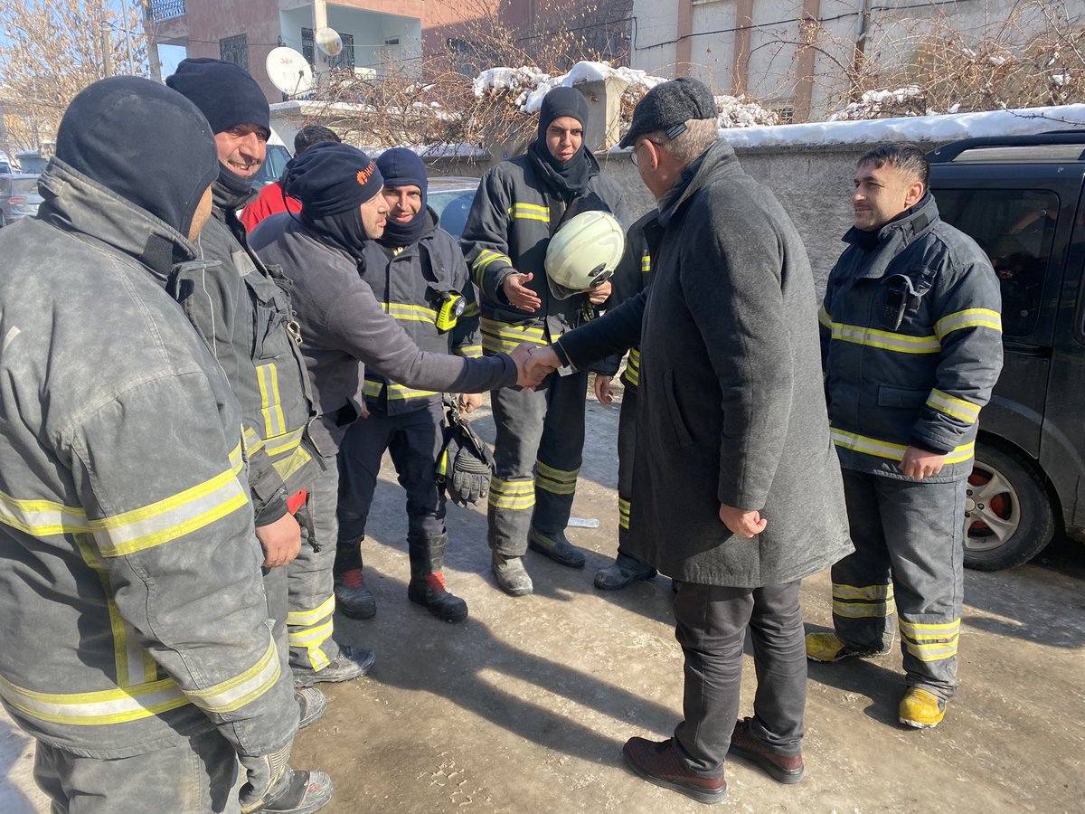 AtillaSertell's tweet photo. Tüm felaketlerde olduğu gibi kahraman itfaiyeciler her il ve ilçemizde. Kahramanmaraş Elbistan’da Samsun Büyükşehir itfaiye teşkilatının personeli ile kısa süre sohbet ettik.
Kurtarmalarda çok büyük katkıları oldu. 
Ancak Türkiye’de “İTFAİYECİLİK” hala meslek değil. Üzgünüm. https://t.co/WzZQWSkA8V