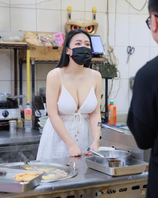 士林招牌黑絲控肉飯 買兩碗再送兩顆&hellip;肉肉(ˊᵒ̴̶̷̤ꇴᵒ̴̶̷̤ˋ) 不好吃不用錢🤤有人想吃ㄇ  YT新片： https://t.co/NxJSUJxi6L  攝影/ @lookroypeng  YT/<a href="/tag/%E5%A3%AB%E6%9E%97%E5%A4%9C%E5%B8%82"class="tags"><span>#士林夜市</span></a><a href="/tag/%E5%A3%AB%E6%9E%97%E7%BE%8E%E9%A3%9F"class="tags"><span>#士林美食</span></a><a href="/tag/%E6%8E%A7%E8%82%89%E9%A3%AF"class="tags"><span>#控肉飯</span></a><a href="/tag/%E9%BB%91%E7%94%B7"class="tags"><span>#黑男</span></a>