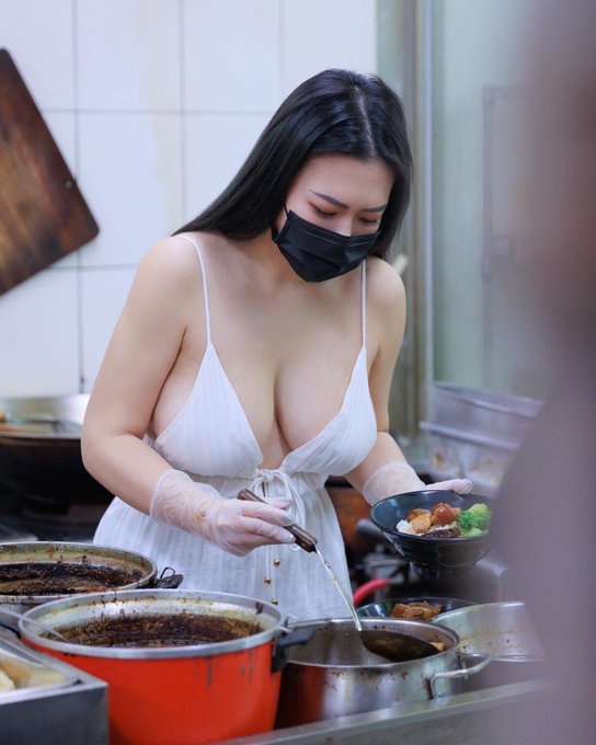 士林招牌黑絲控肉飯 買兩碗再送兩顆&hellip;肉肉(ˊᵒ̴̶̷̤ꇴᵒ̴̶̷̤ˋ) 不好吃不用錢🤤有人想吃ㄇ  YT新片： https://t.co/NxJSUJxi6L  攝影/ @lookroypeng  YT/<a href="/tag/%E5%A3%AB%E6%9E%97%E5%A4%9C%E5%B8%82"class="tags"><span>#士林夜市</span></a><a href="/tag/%E5%A3%AB%E6%9E%97%E7%BE%8E%E9%A3%9F"class="tags"><span>#士林美食</span></a><a href="/tag/%E6%8E%A7%E8%82%89%E9%A3%AF"class="tags"><span>#控肉飯</span></a><a href="/tag/%E9%BB%91%E7%94%B7"class="tags"><span>#黑男</span></a>