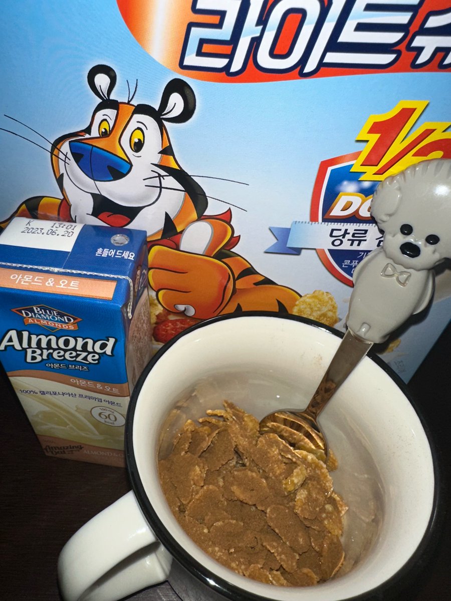 230210 (2:32PM KST) 🌙🫧

- 📸
- *dat cereal 

*sent in eng