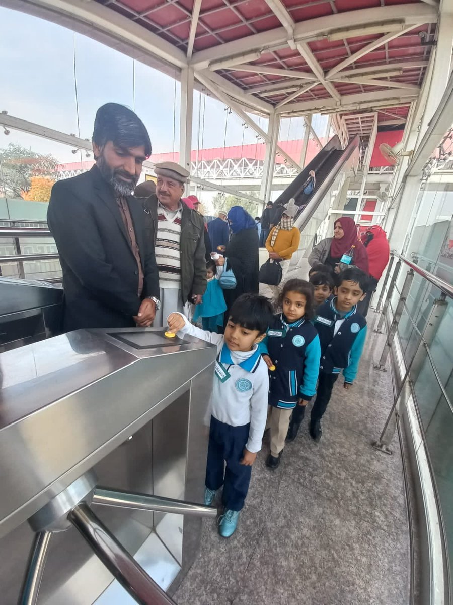 Masstransit_PMA's tweet photo. Students of Pak Turk Maaarif International School had trip to Pakistan Metro Bus System (PMBS) for awareness of Public transport among young children. #punjabmasstransitauthority #pma #trip #school #students #fun #metrobus #station #PMBS #Pakistanmetrobus #system https://t.co/p7QcK97hVD