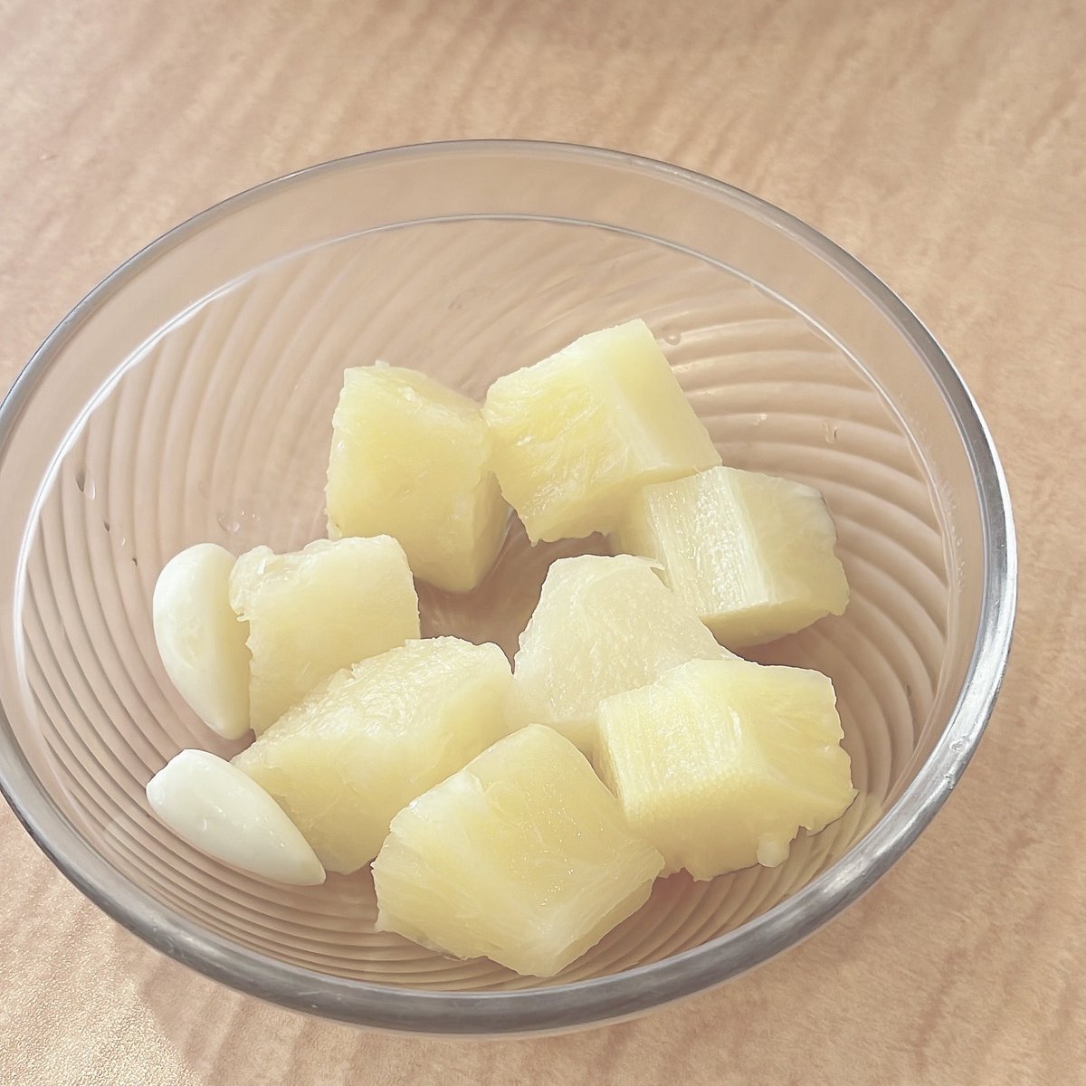 chanmiiyade's tweet photo. ぽんたがパイン持ってきてくれた！
ん？……なんか違うのある(  '-' )
にんにくやんけっ！！ https://t.co/DCGrPdhi4R
