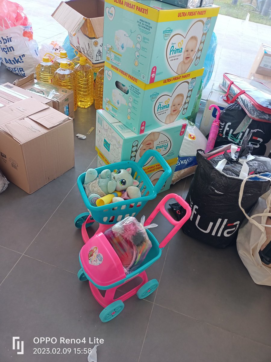 Bir yavrumuzun getirdiği oyuncakları ve notu... #depremsondakika #adiyamandeprem #AFAD #acildeprem #Antalya #Turkiye #AKUT #AdiyamanYardimBekliyor