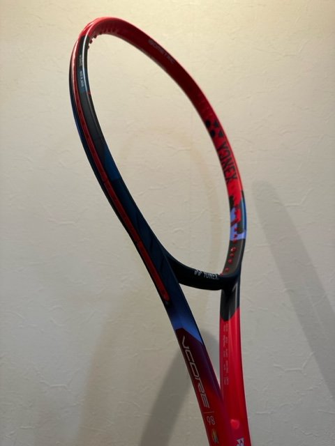310shopN's tweet photo. 店頭に YONEX VCORE98入荷しました!!
2/9(木)~2/22(水)までラケットキャンペーンの価格にて販売しております☆
#yonex #VCORE98 #テニスラケット #310shop https://t.co/HGSkXV7lHl